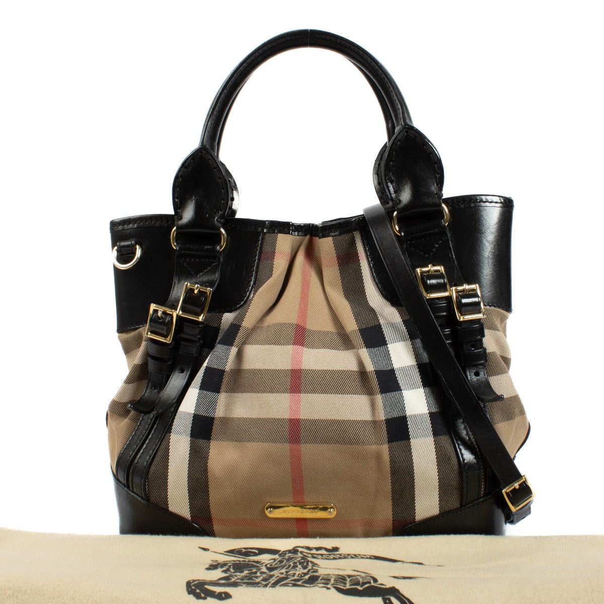 The Burberry Kent bag features the iconic House Check pattern, paired with elegant bridle straps for a touch of British sophistication. This versatile handbag can easily complement both casual and formal outfits. It comes with a dust bag for protection. S