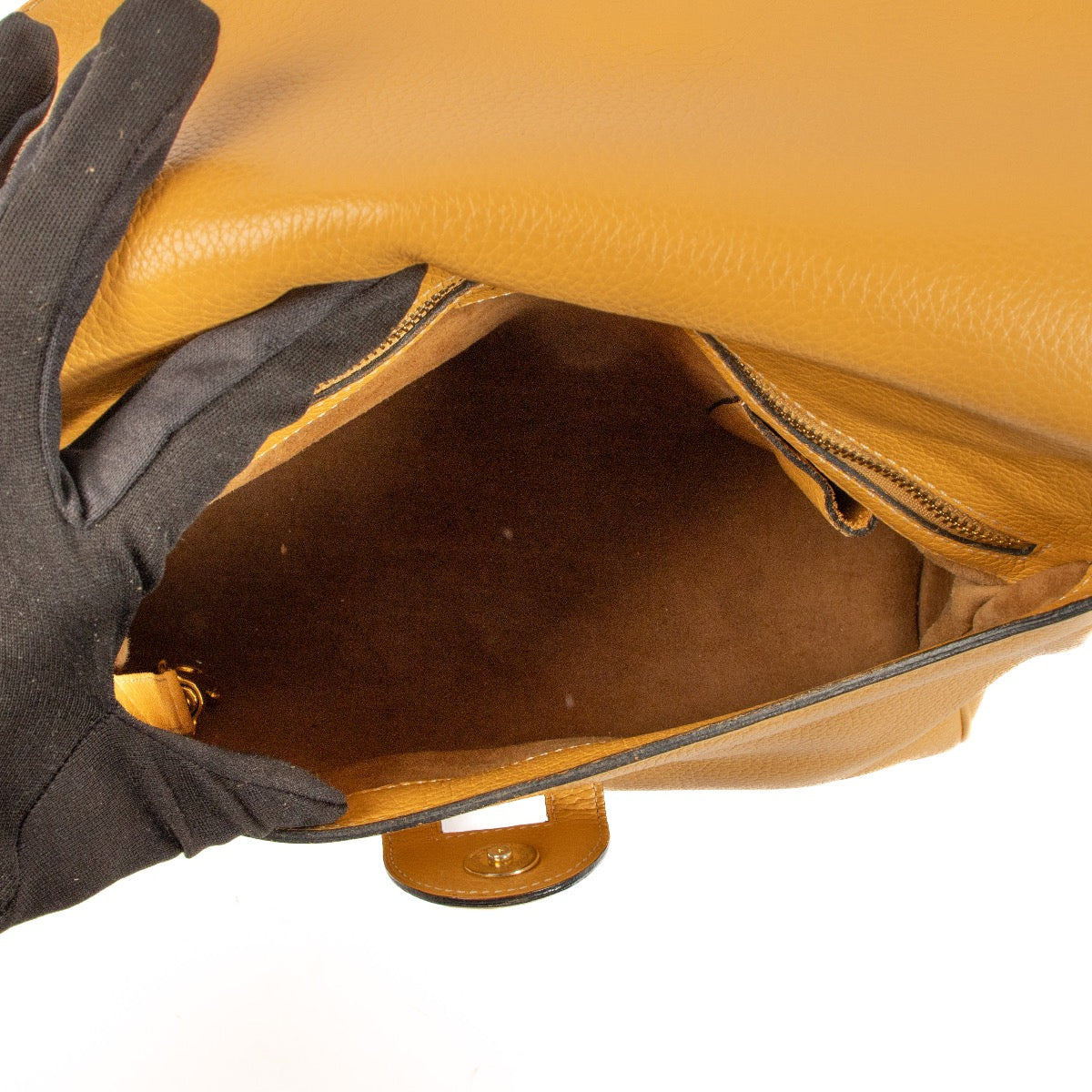 Shop safe online authentic second hand Delvaux Yellow Bag at Labellov.com. Veilig online kopen van authentieke Delvaux geel handtas. Achetez en ligne second main ce sac Delvaux jaune chez Labellov.com.