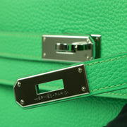 Koop en verkoop uw authentieke en nieuwe Hermès Kelly 28 Togo Retourne Vert Comics PHW aan de beste prijs bij Labellov tweedehands luxe in Antwerpen, Brussel, Knokke.