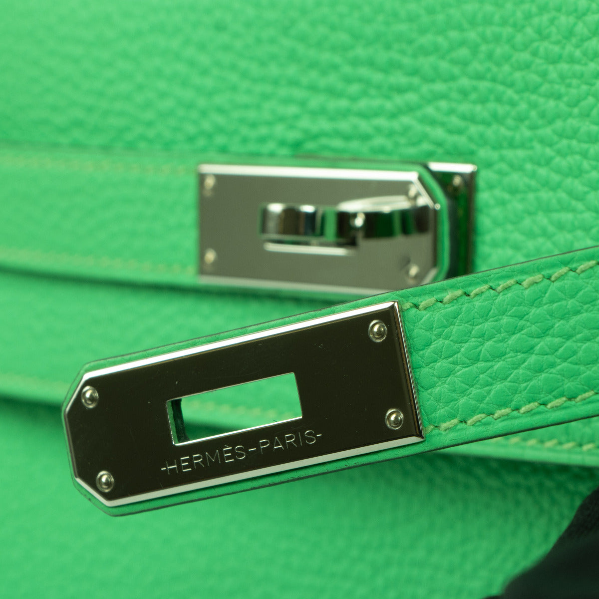 Koop en verkoop uw authentieke en nieuwe Hermès Kelly 28 Togo Retourne Vert Comics PHW aan de beste prijs bij Labellov tweedehands luxe in Antwerpen, Brussel, Knokke.