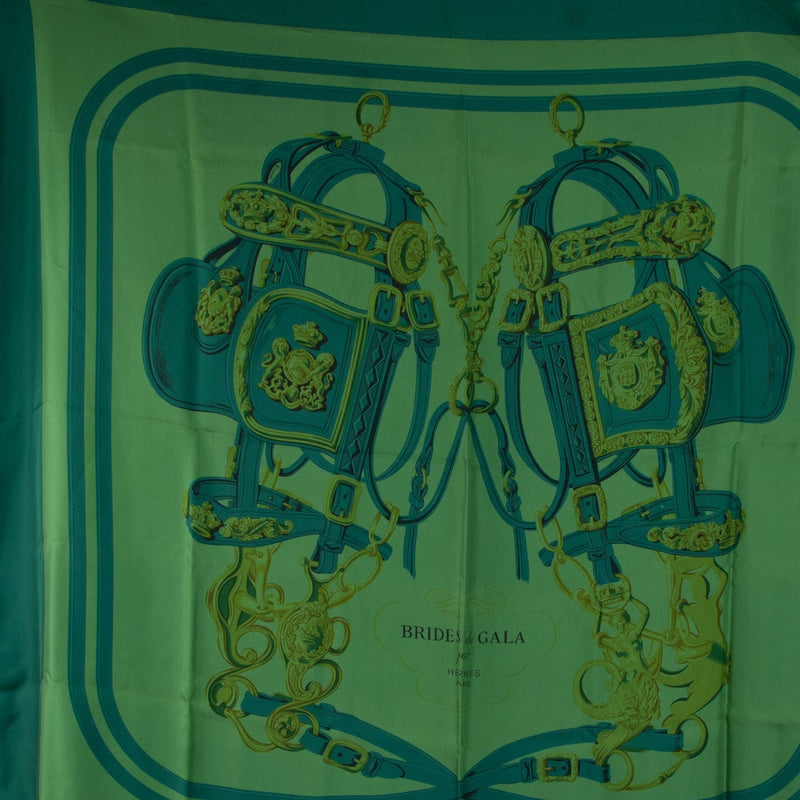 Shop safe online at Labellov in Antwerp, Brussels and Knokke this 100% authentic second hand Hermès Green Brides de Gala Silk Scarf 140