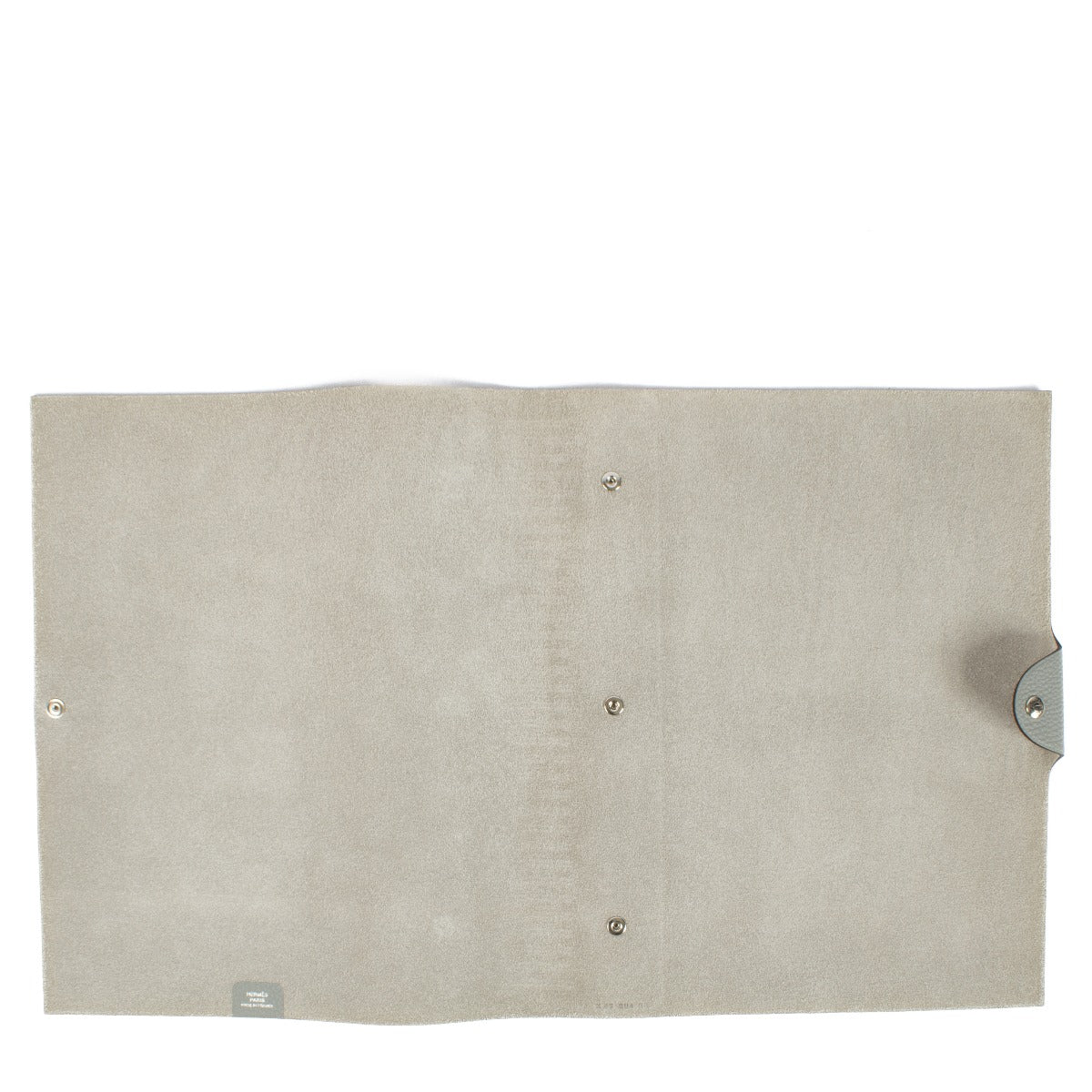 The Hermès Ulysse is a sleek leather notebook holder with a minimalist design, featuring luxurious craftsmanship and a spacious interior for essentials. Shop now a Labellov.com.