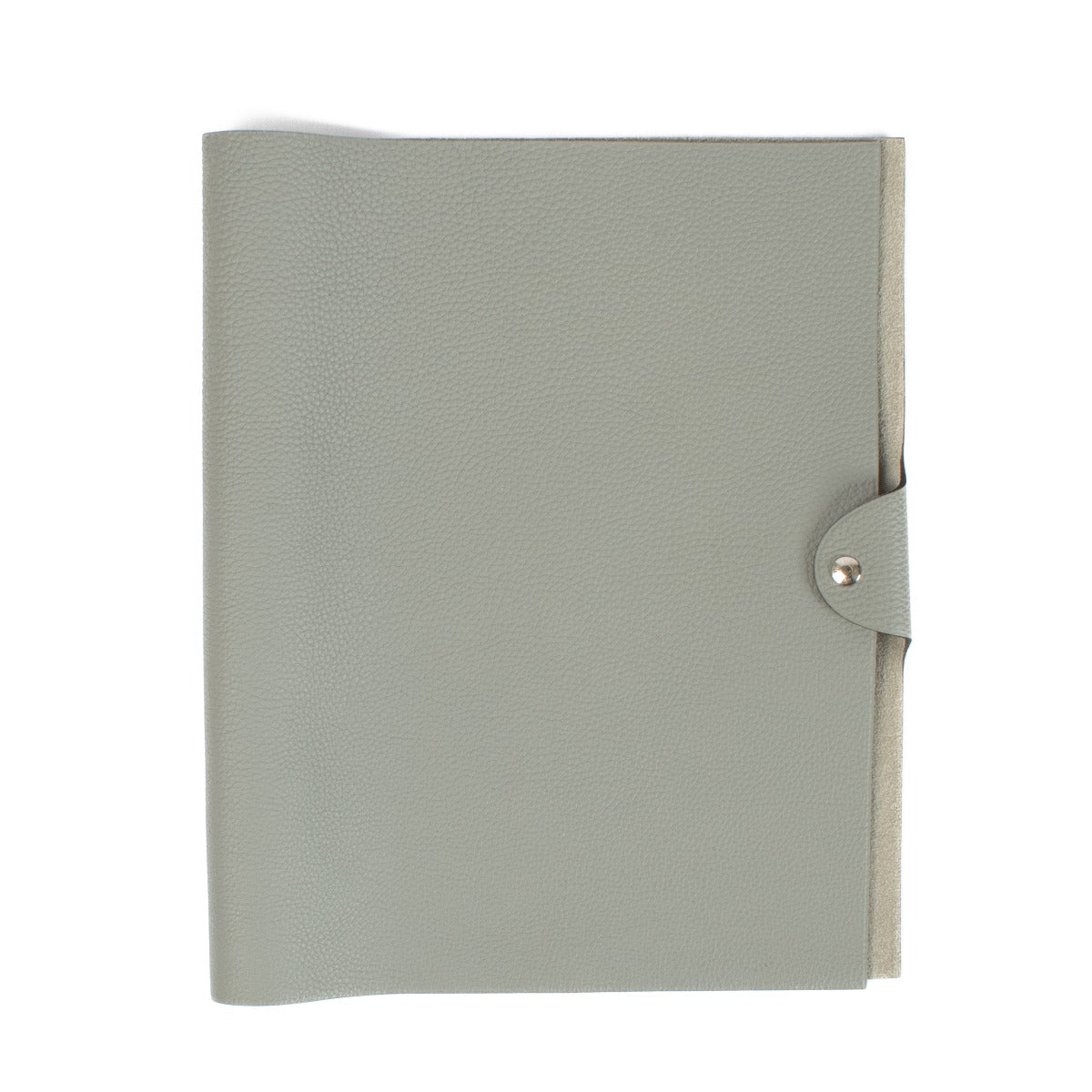 The Hermès Ulysse is a sleek leather notebook holder with a minimalist design, featuring luxurious craftsmanship and a spacious interior for essentials. Shop now a Labellov.com.