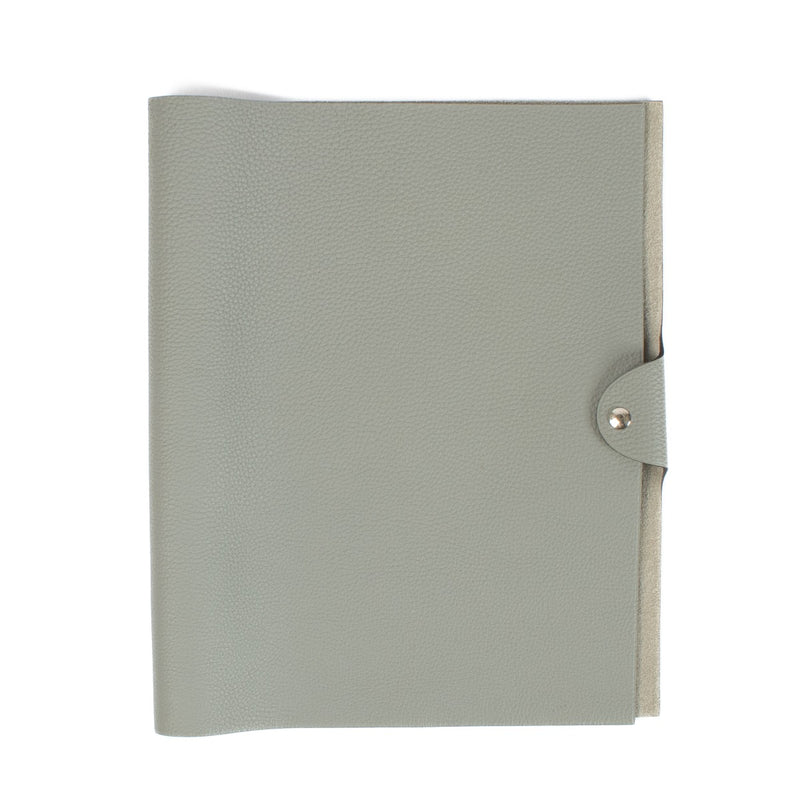 The Hermès Ulysse is a sleek leather notebook holder with a minimalist design, featuring luxurious craftsmanship and a spacious interior for essentials. Shop now a Labellov.com.