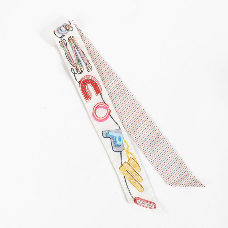 Shop safe online at Labellov in Antwerp, Brussels and Knokke this 100% authentic second hand Hermes Twilly Embroidered Chevaloscope Scarf