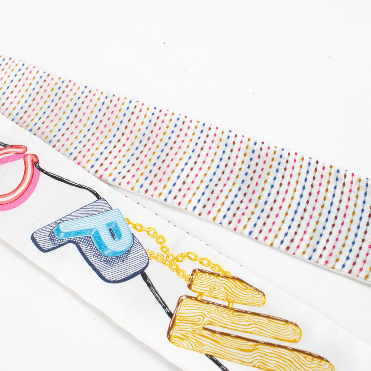 Shop safe online at Labellov in Antwerp, Brussels and Knokke this 100% authentic second hand Hermes Twilly Embroidered Chevaloscope Scarf