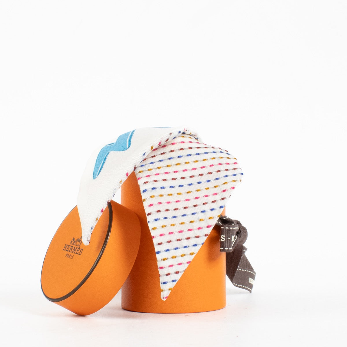 Shop safe online at Labellov in Antwerp, Brussels and Knokke this 100% authentic second hand Hermes Twilly Embroidered Chevaloscope Scarf