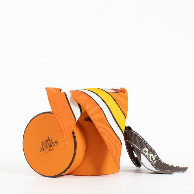 Shop safe online at Labellov in Antwerp, Brussels and KNokke this 100% authentic second hand Hermès Twilly Orange Strip Scarf
