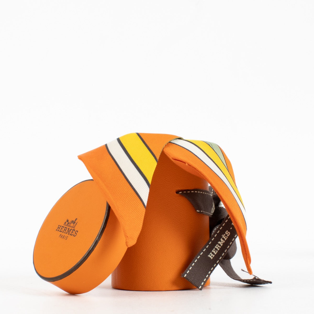 Shop safe online at Labellov in Antwerp, Brussels and Knokke this 100% authentic second hand Hermès Twilly Orange Strip Scarf
