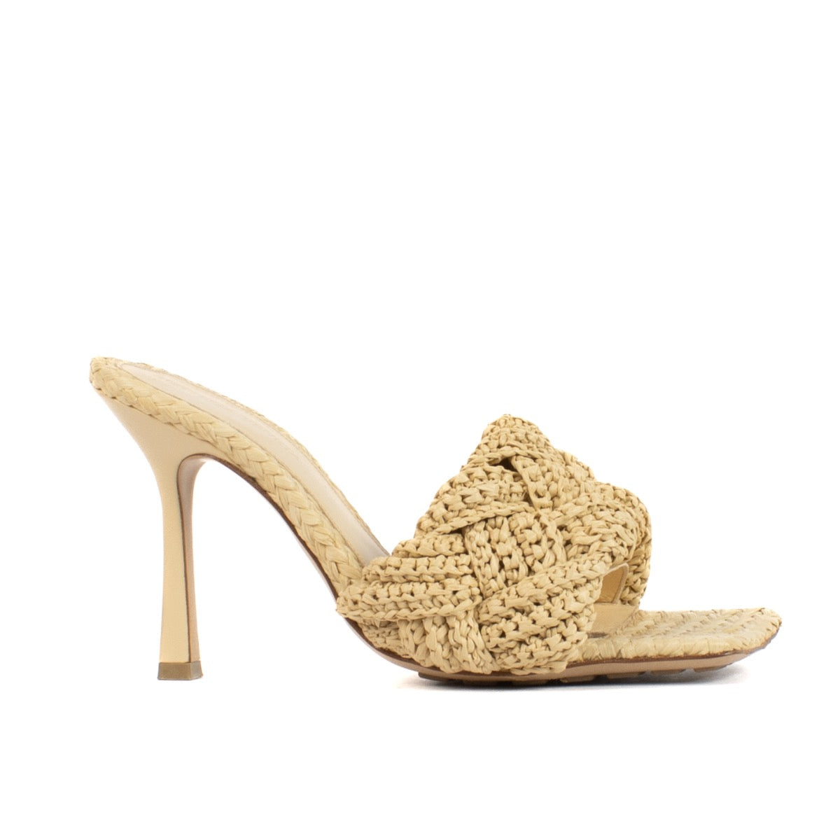 Shop safe online at Labellov in Antwerp, Brussels and Knokke these 100% authentic second hand Bottega Veneta Beige Raffia Lido Mules - size 37,5