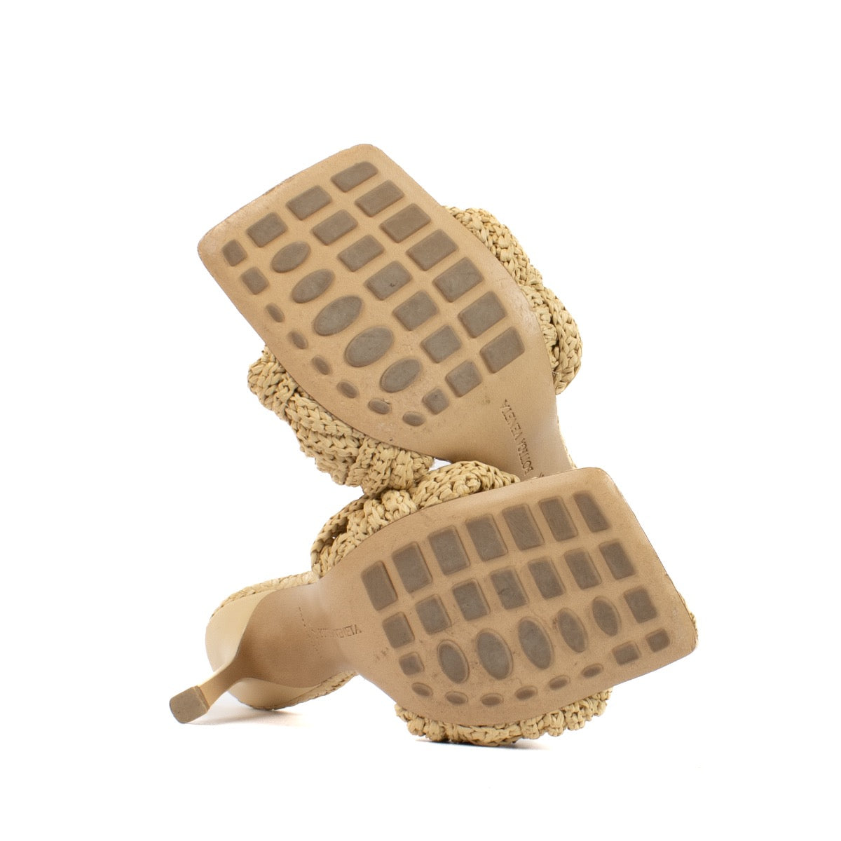 Shop safe online at Labellov in Antwerp, Brussels and Knokke these 100% authentic second hand Bottega Veneta Beige Raffia Lido Mules - size 37,5