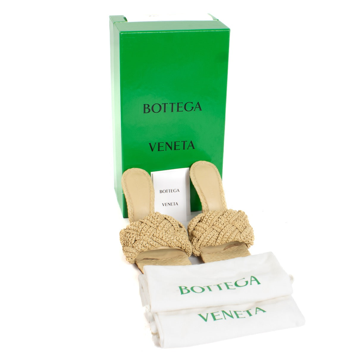 Shop safe online at Labellov in Antwerp, Brussels and Knokke these 100% authentic second hand Bottega Veneta Beige Raffia Lido Mules - size 37,5
