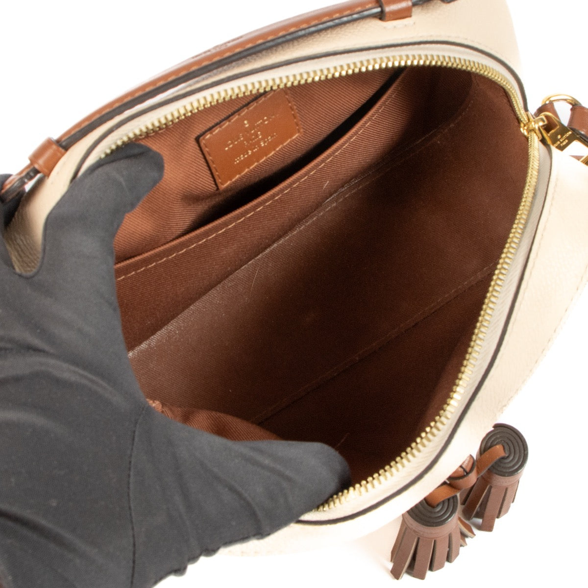Shop safe online Louis Vuitton Cream Leather Empreinte Saintonge Bag. koop veilig online tegen de beste prijs.