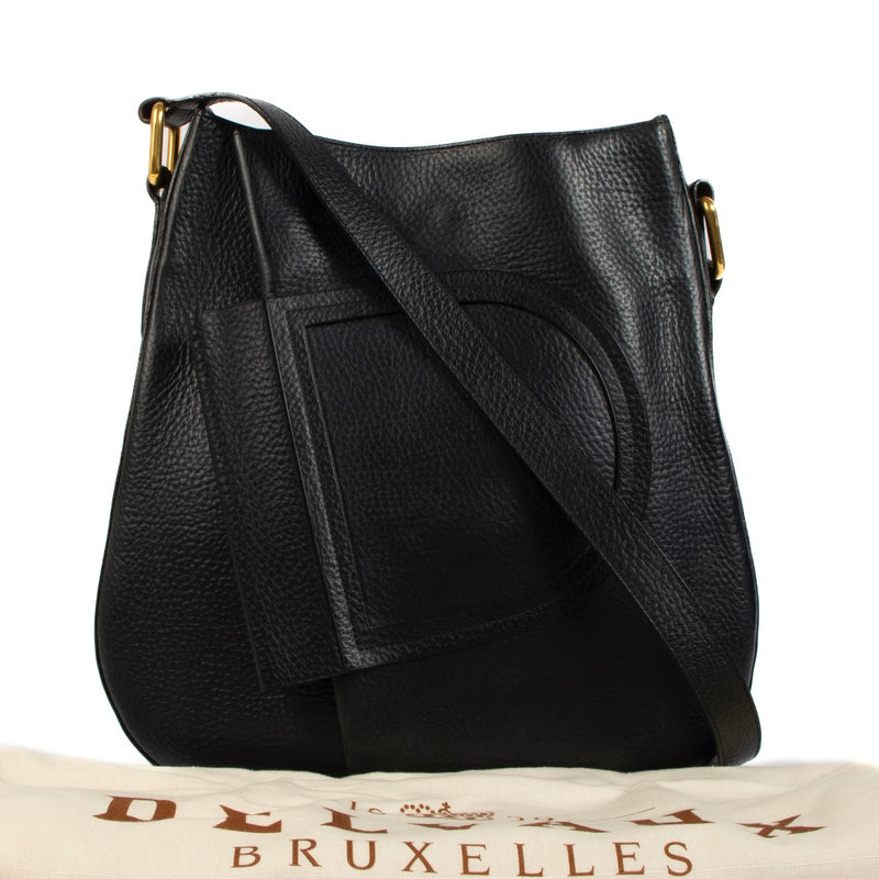Shop safe online at Labellov in Antwerp, Brussels and Knokke this 100% authentic second hand Delvaux Navy Blue Leather Shoulder Bag