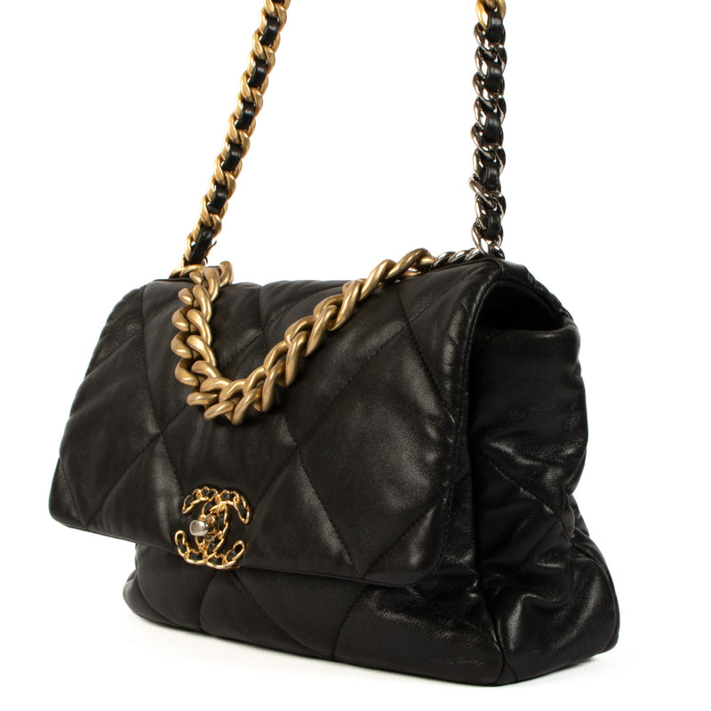 Chanel Black Shiny Lambskin 19 Large Handbag aan de bete prijs bij Labellov tweedehands luxe in Antwerpen