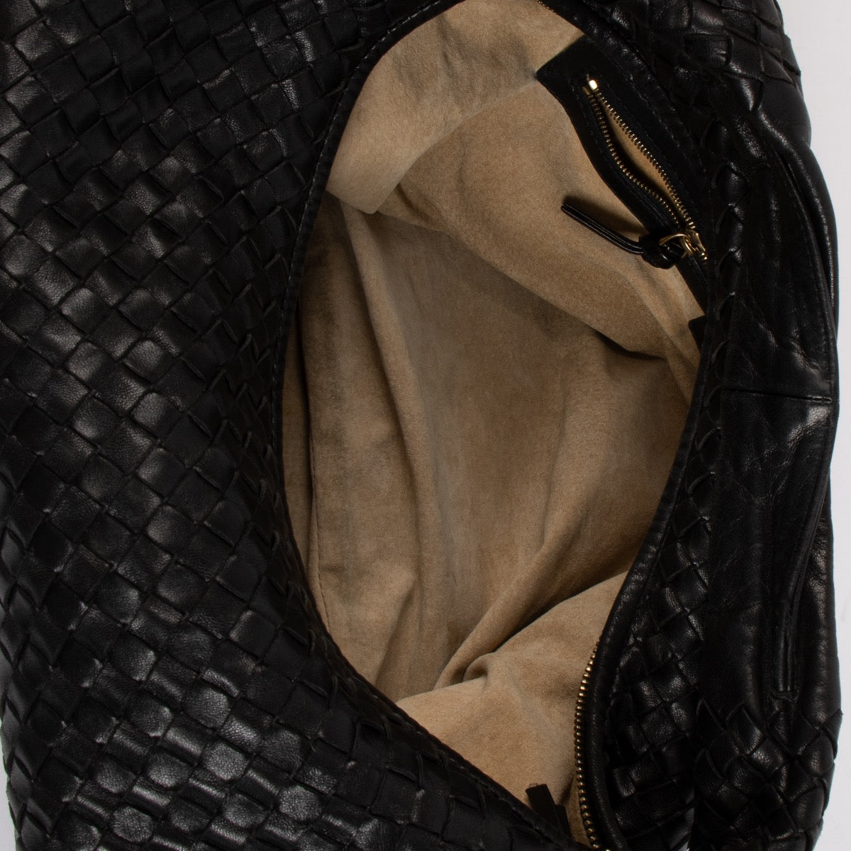 Shop safe online at Labellov in Antwerp, Brussels and Knokke this 100% authentic second hand Bottega Veneta Black Intrecciato Shoulder Bag