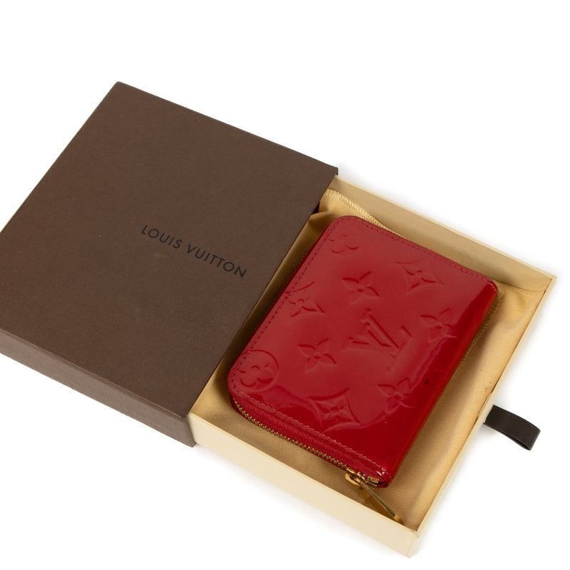 Buy authentic secondhand Louis Vuitton Cherry Patent Leather Wallet at Labellov vintage webshop for the lowest price. Koop authentieke tweedehands Louis Vuitton Cherry Patent Leather Wallet bij Labellov vintage webshop aan de laagste prijs.