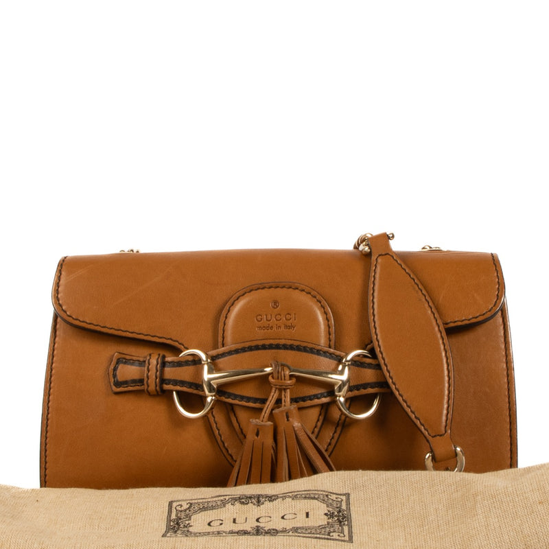 Shop safe online at Labellov in Antwerp, Brussels and Knokke this 100% authentic second hand Gucci Camel Emily Mini Chain Crossbody Bag