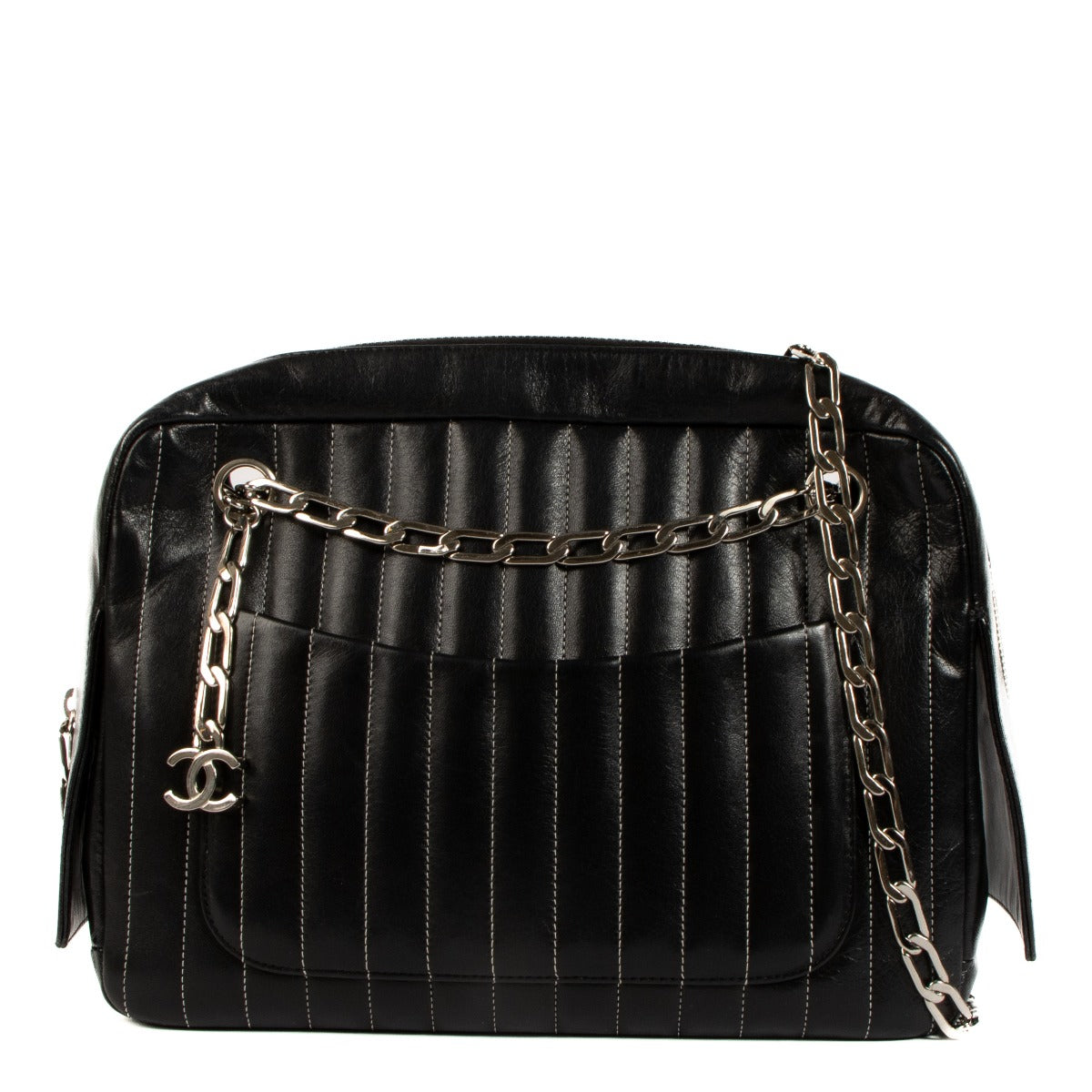 Shop safe online at Labellov in Antwerp, Brussels and Knokke this 100% authentic second hand Chanel Black Lambskin Quilted Mademoiselle Camera Case Bag