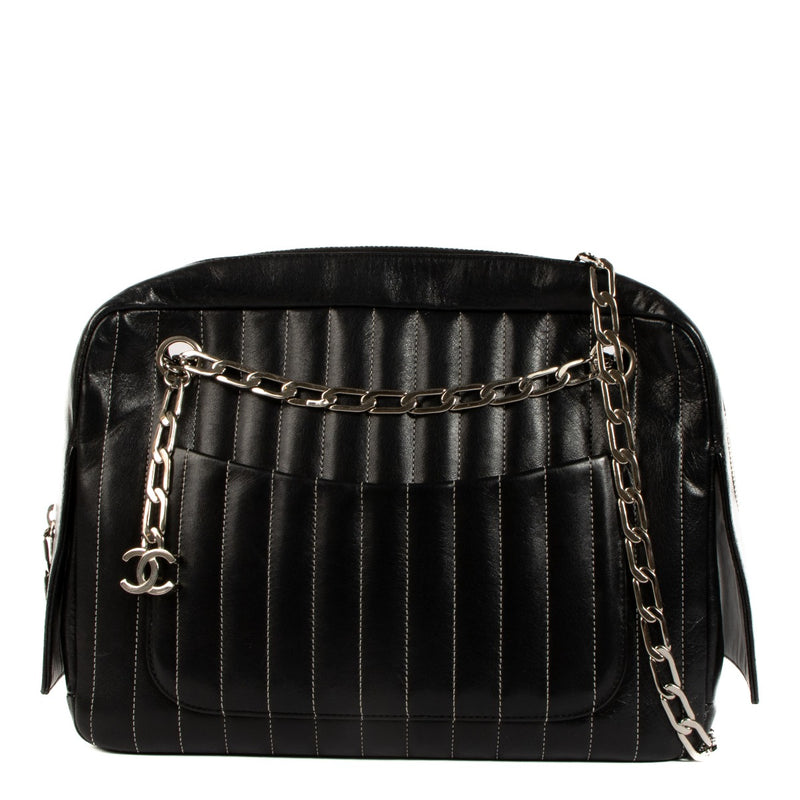 Shop safe online at Labellov in Antwerp, Brussels and Knokke this 100% authentic second hand Chanel Black Lambskin Quilted Mademoiselle Camera Case Bag