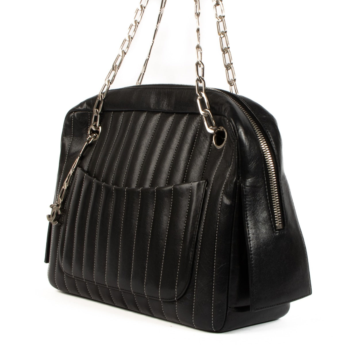 Shop safe online at Labellov in Antwerp, Brussels and Knokke this 100% authentic second hand Chanel Black Lambskin Quilted Mademoiselle Camera Case Bag