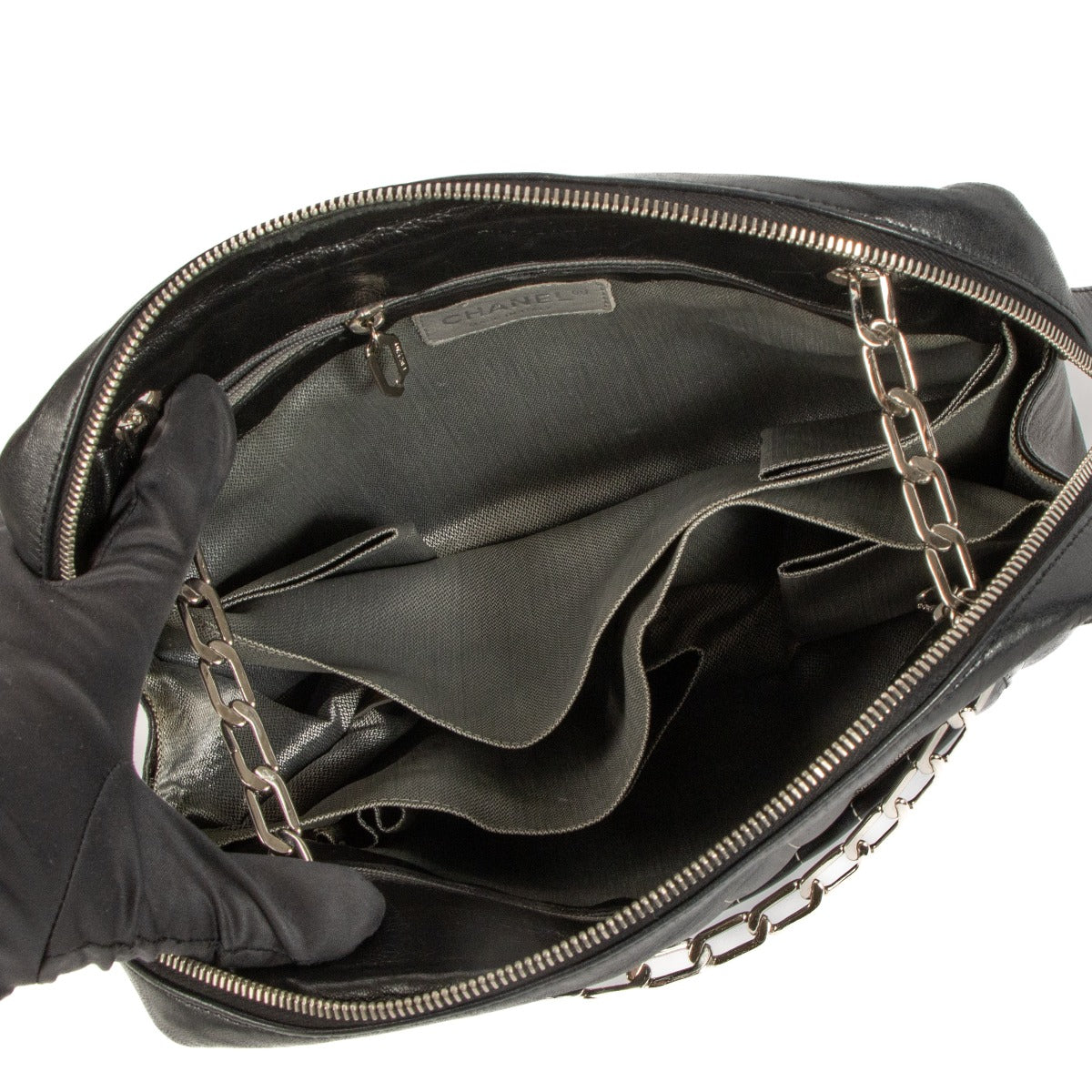 Shop safe online at Labellov in Antwerp, Brussels and Knokke this 100% authentic second hand Chanel Black Lambskin Quilted Mademoiselle Camera Case Bag