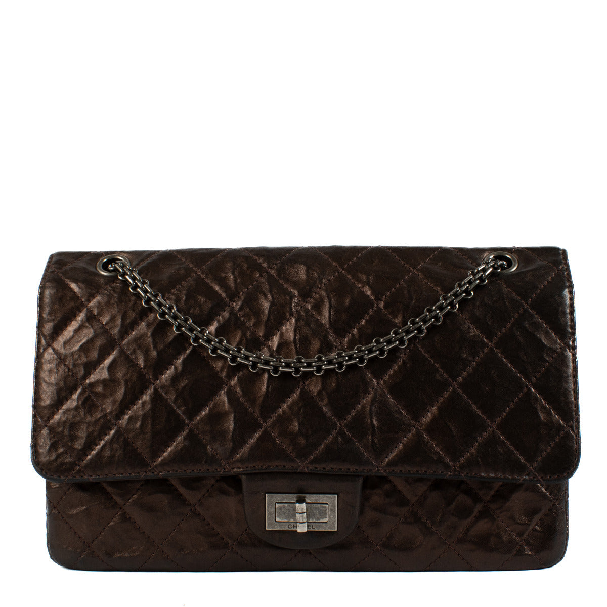 Chanel Metallic Copper Bronze Maxi 2.55 Reissue Bag for the best price at Labellov secondhand luxury in Antwerp Brussels Knokke. Koop en verkoop aan de beste prijs bij Labellov.