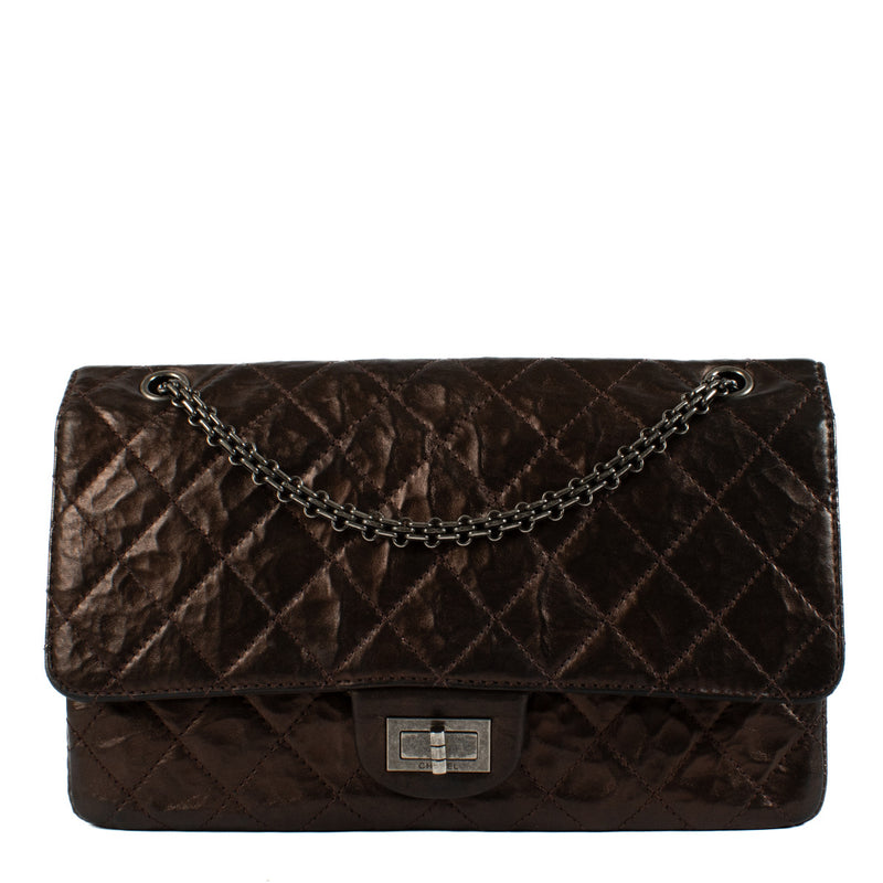 Chanel Metallic Copper Bronze Maxi 2.55 Reissue Bag for the best price at Labellov secondhand luxury in Antwerp Brussels Knokke. Koop en verkoop aan de beste prijs bij Labellov.