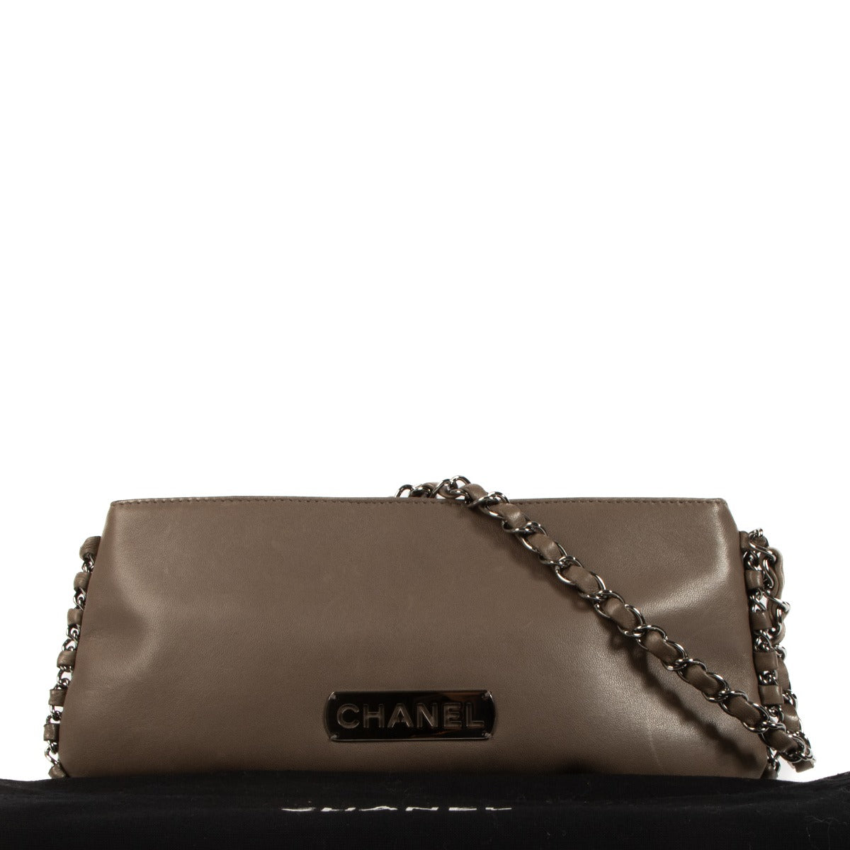 Shop safe online at Labellov in Antwerp, Brussels and Knokke this 100% authentic second hand Chanel Taupe Lambskin Flat Clutch Bag