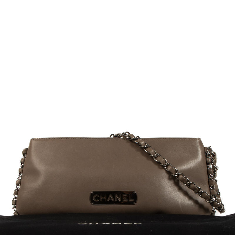 Shop safe online at Labellov in Antwerp, Brussels and Knokke this 100% authentic second hand Chanel Taupe Lambskin Flat Clutch Bag