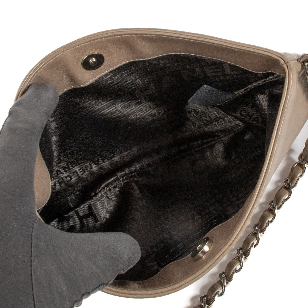 Shop safe online at Labellov in Antwerp, Brussels and Knokke this 100% authentic second hand Chanel Taupe Lambskin Flat Clutch Bag