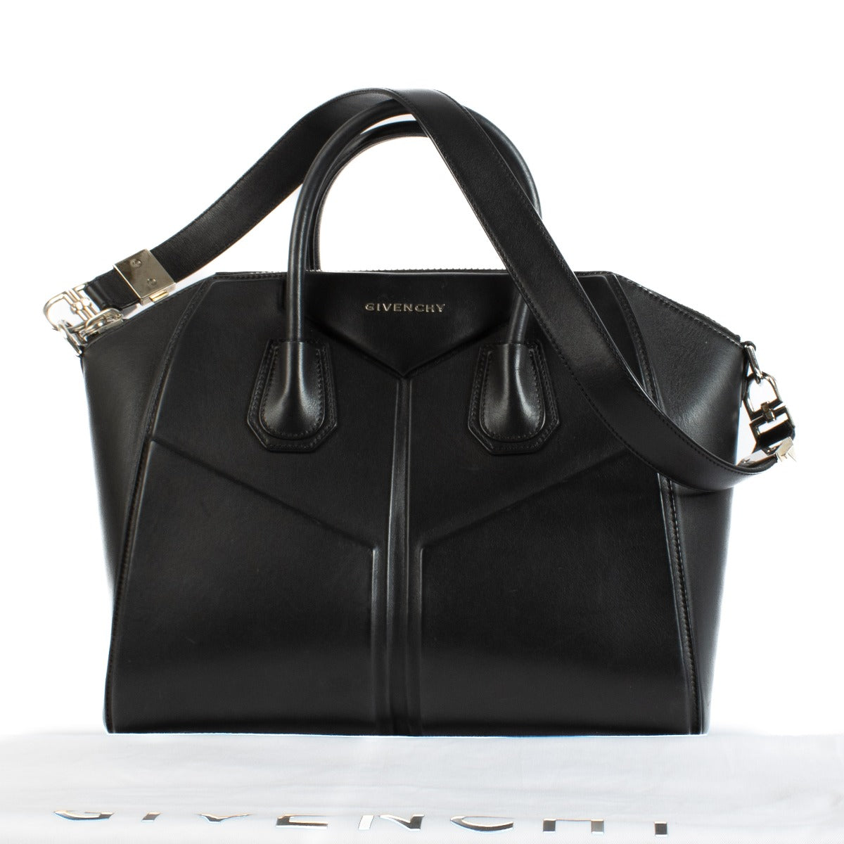 Shop safe online at Labellov in Antwerp, Brussels and Knokke this 100% authentic second hand Givenchy Black Leather Medium Antigona 3D Bag