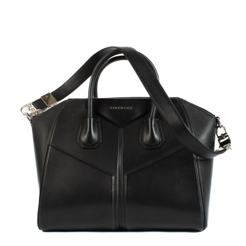 Shop safe online at Labellov in Antwerp, Brussels and Knokke this 100% authentic second hand Givenchy Black Leather Medium Antigona 3D Bag