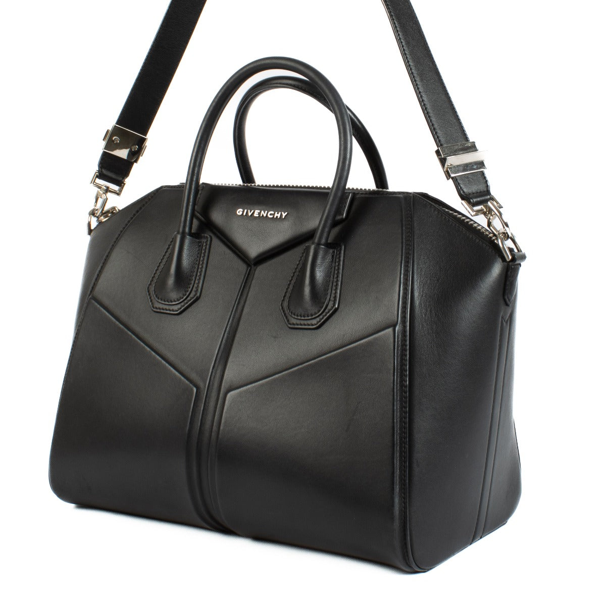 Shop safe online at Labellov in Antwerp, Brussels and Knokke this 100% authentic second hand Givenchy Black Leather Medium Antigona 3D Bag
