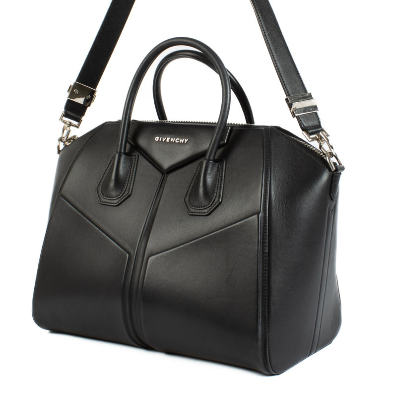 Shop safe online at Labellov in Antwerp, Brussels and Knokke this 100% authentic second hand Givenchy Black Leather Medium Antigona 3D Bag