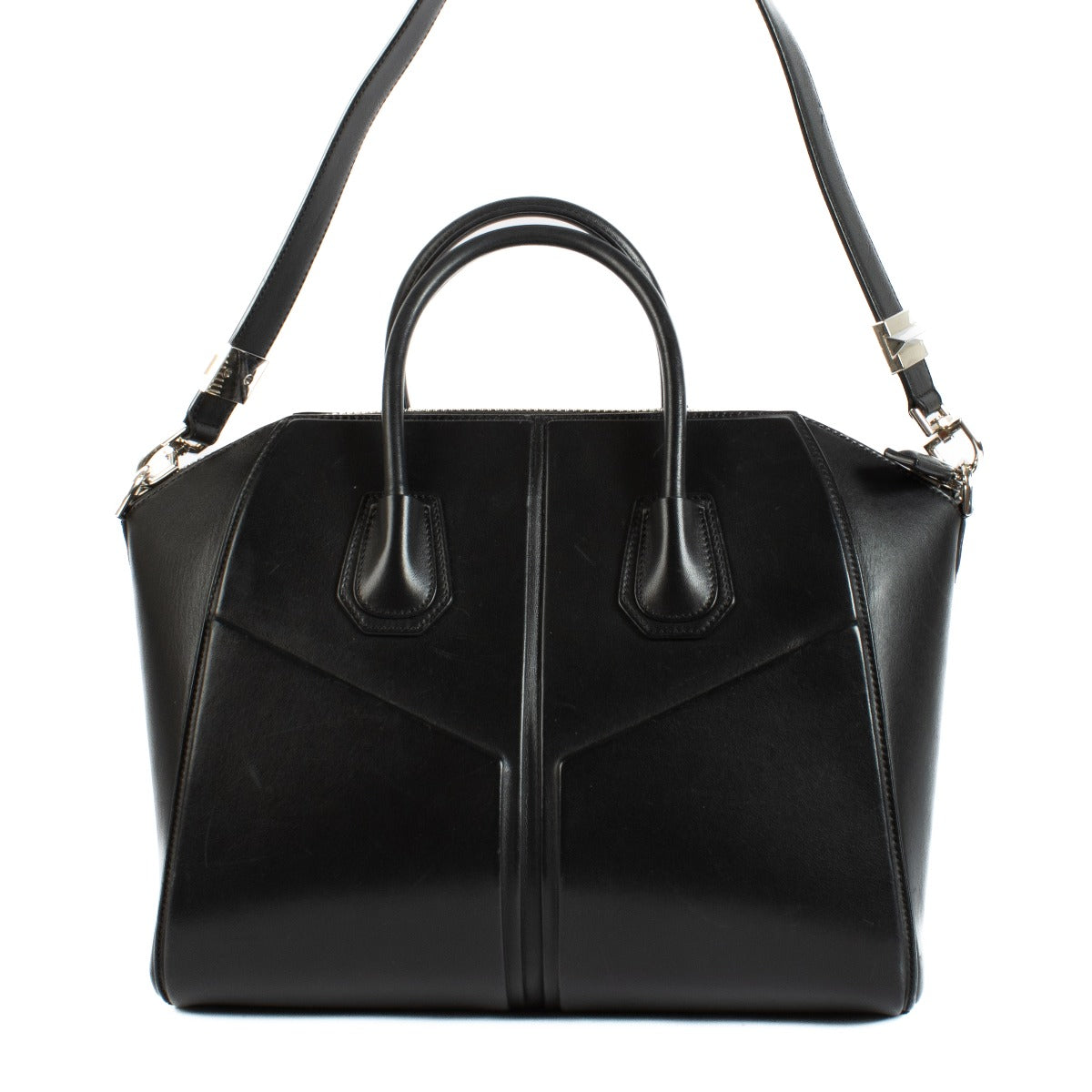 Shop safe online at Labellov in Antwerp, Brussels and Knokke this 100% authentic second hand Givenchy Black Leather Medium Antigona 3D Bag