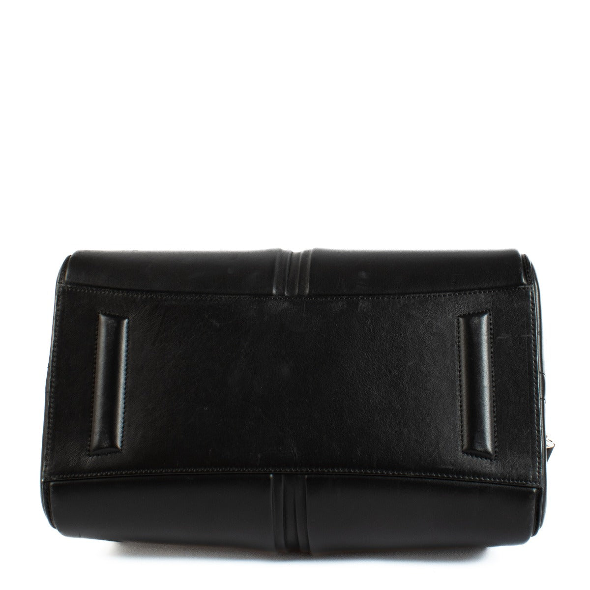 Shop safe online at Labellov in Antwerp, Brussels and Knokke this 100% authentic second hand Givenchy Black Leather Medium Antigona 3D Bag