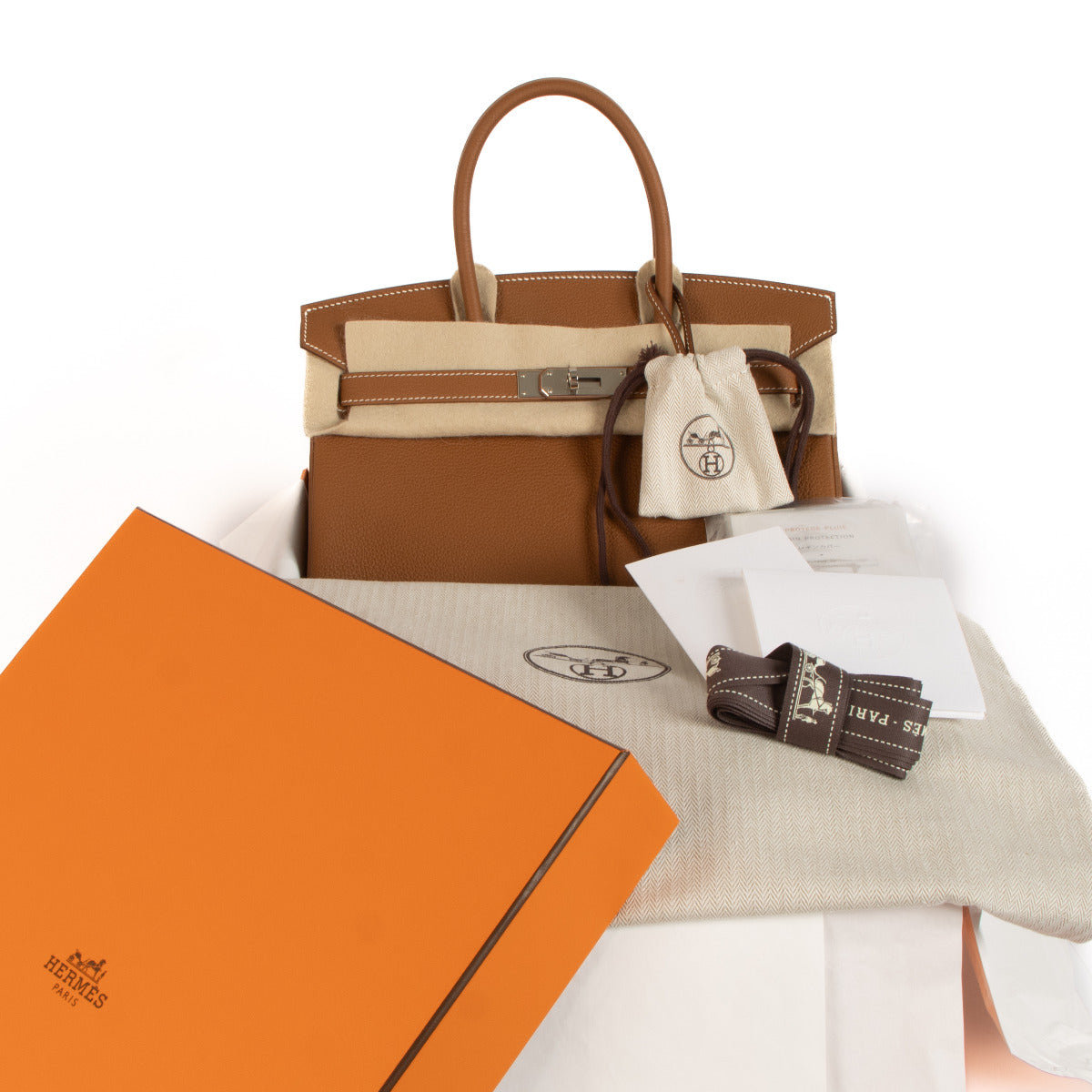 Hermès Birkin 30 Gold Togo PHW aan de beste prijs bij Labellov tweedehands luxe in Antwerpen, Knokke en Brussel. Wij kopen en verkopen steeds aan de beste prijs.