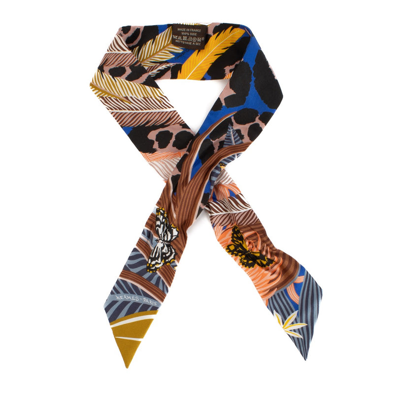Shop safe online at Labellov in Antwerp, Brussels and Knokke this 100% authentic second hand Hermès Multicolor Leafs Silk Twilly