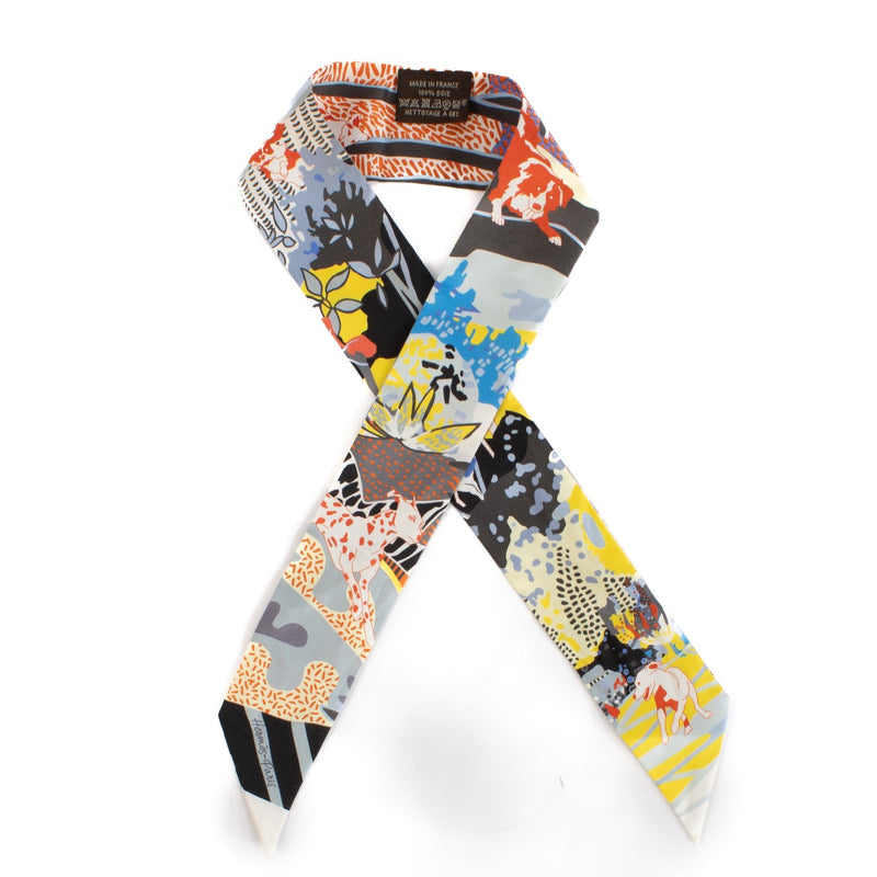 Shop safe online at Labellov in Antwerp, Brussels and Knokke this 100% authentic second hand Hermès Multicolor En Liberte Silk Twilly