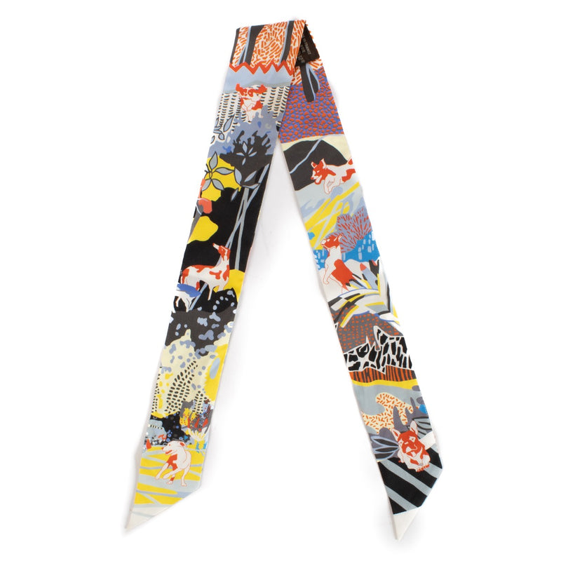 Shop safe online at Labellov in Antwerp, Brussels and Knokke this 100% authentic second hand Hermès Multicolor En Liberte Silk Twilly