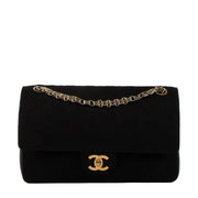 Chanel Vintage Black Fabric/Leather Medium Classic Flap Bag aan de beste prijs bij Labellov tweedehands luxe in Antwerpen.