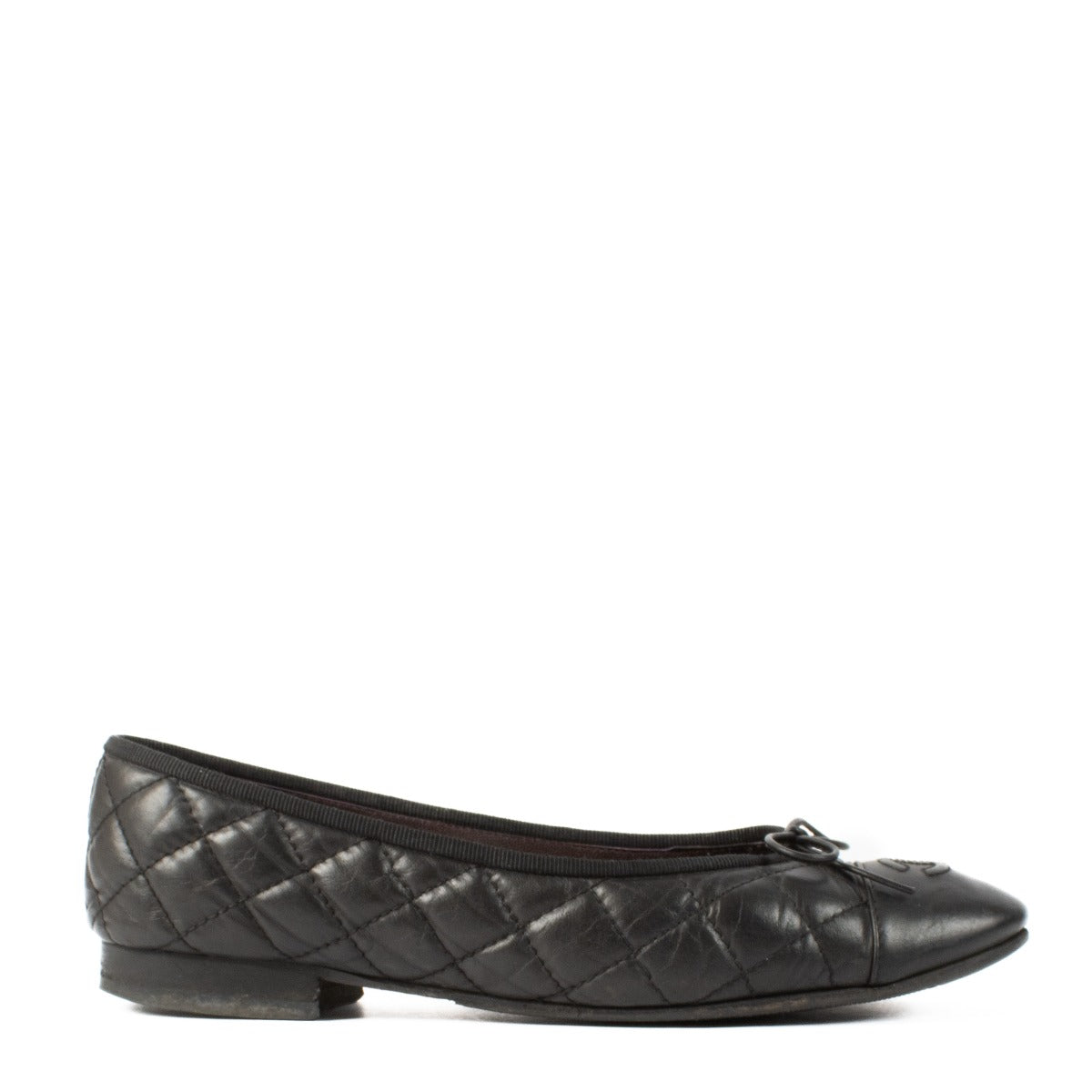 Shop safe online at Labellov in Antwerp, Brussels and Knokke this 100% authentic second hand Chanel Black CC Bow Ballerinas - Size 38