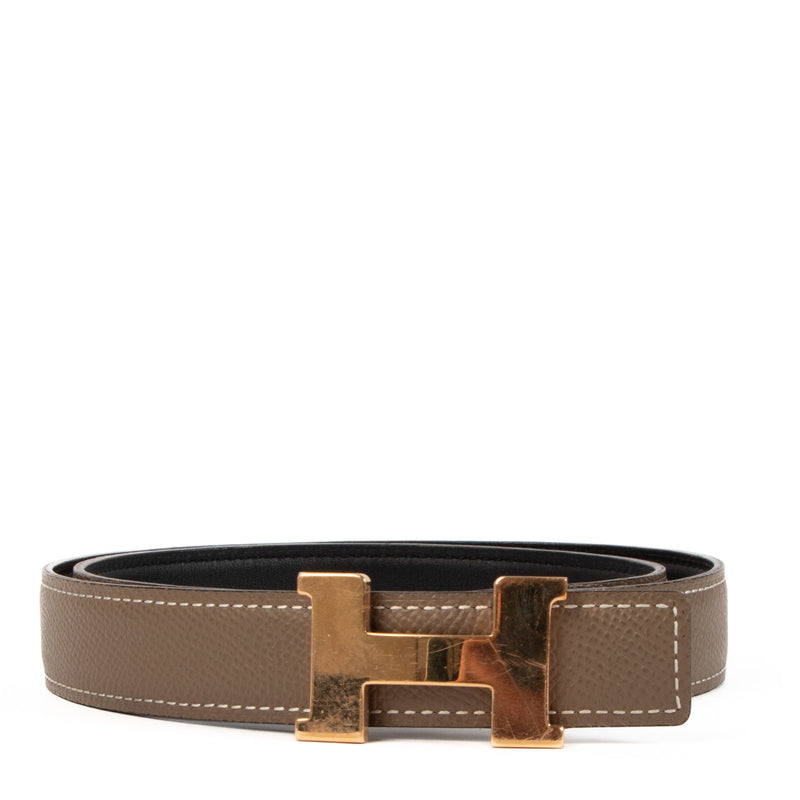 Hermès Etoupe & Black Mini Constance Belt aan de beste prijs bij Labellov tweedehands luxe. Wij kopen en verkopen steeds aan de beste prijs. We buy and sell your preloved and brand new designer bags.