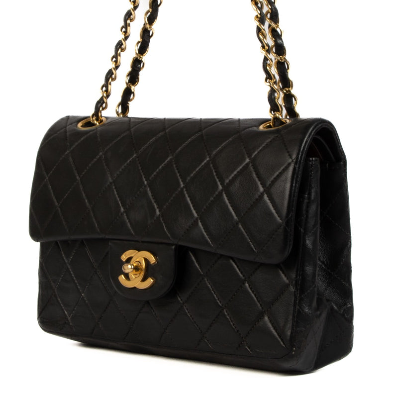 Shop safe online at Labellov in Antwerp, Brussels and Knokke this 100% authentic second hand Chanel Black Lambskin Vintage Small Classic Flap Bag