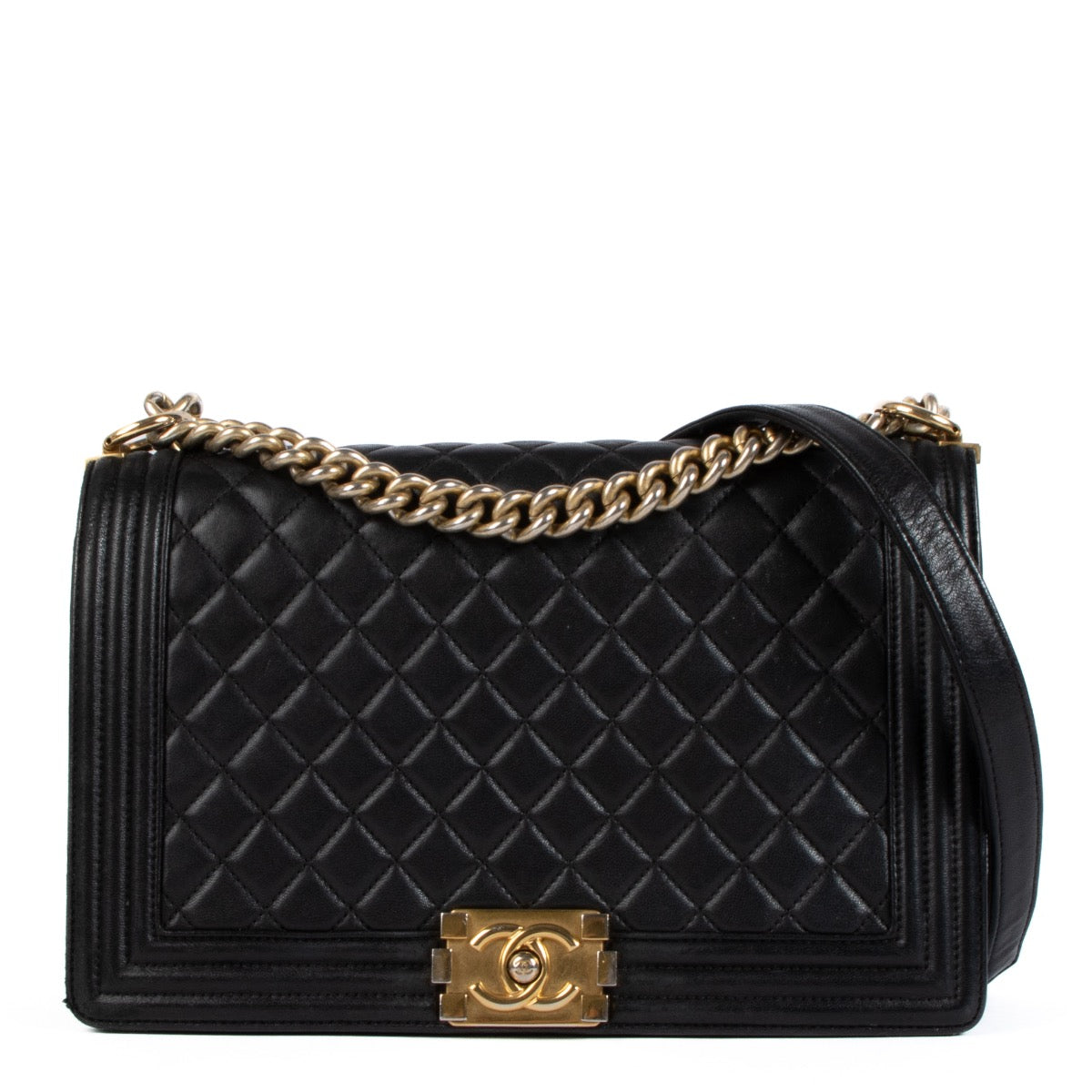 Shop safe online at Labellov in Antwerp, Brussel and Knokke this 100% authentic second hand Chanel Black Quitled Leather Large Boy Bag