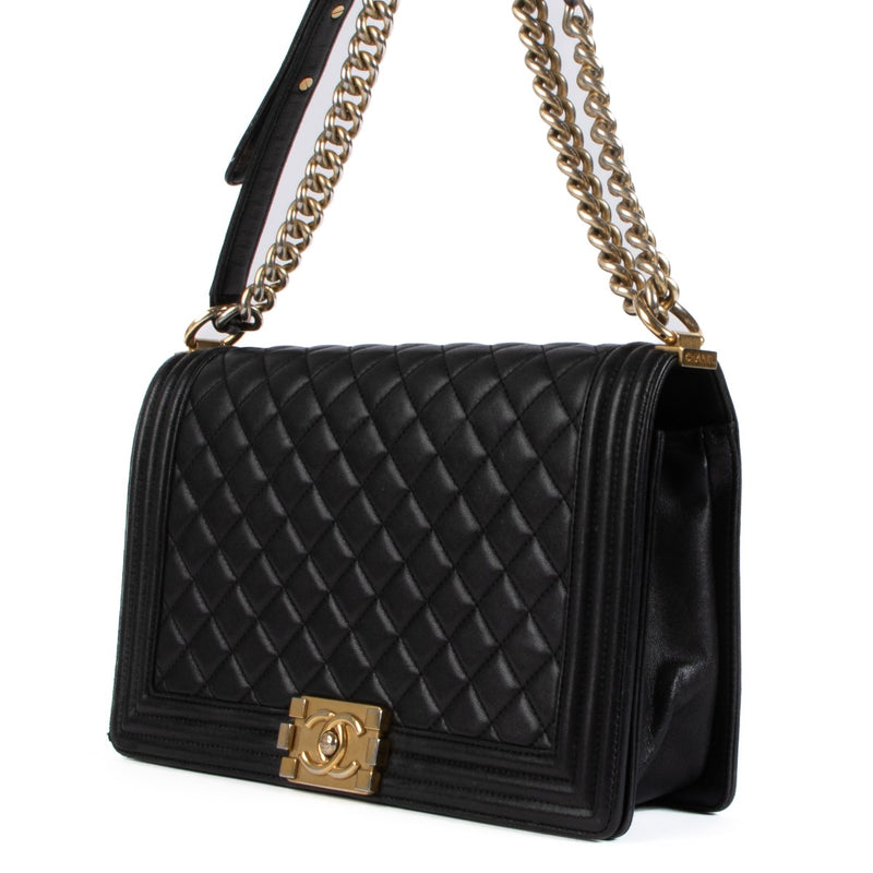 Shop safe online at Labellov in Antwerp, Brussel and Knokke this 100% authentic second hand Chanel Black Quitled Leather Large Boy Bag