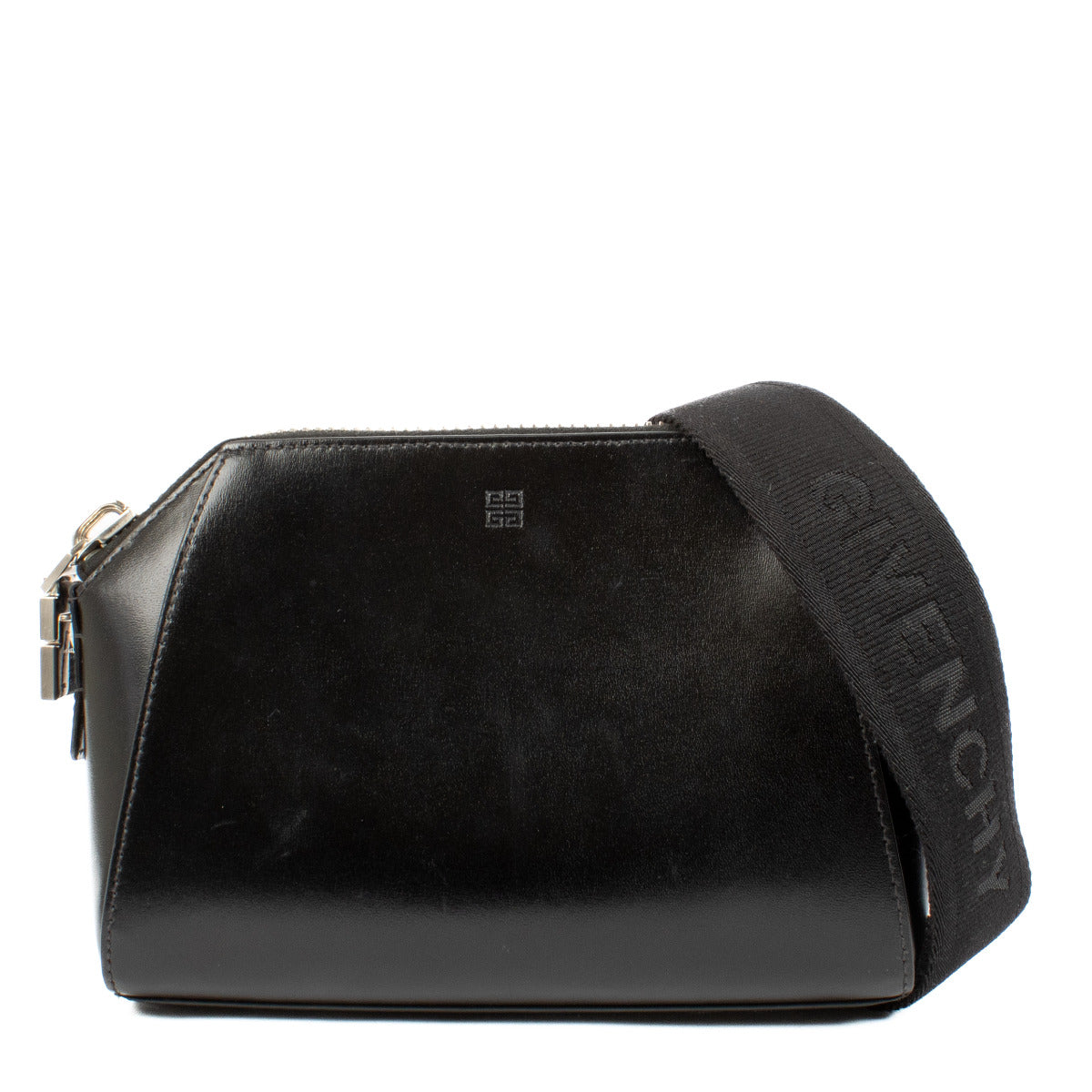 Are you looking for an authentic designer bag? Buy your preloved and brand new Givenchy Black Antigona Crossbody Bag for the best price.