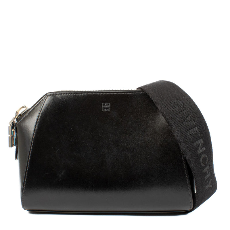 Are you looking for an authentic designer bag? Buy your preloved and brand new Givenchy Black Antigona Crossbody Bag for the best price.