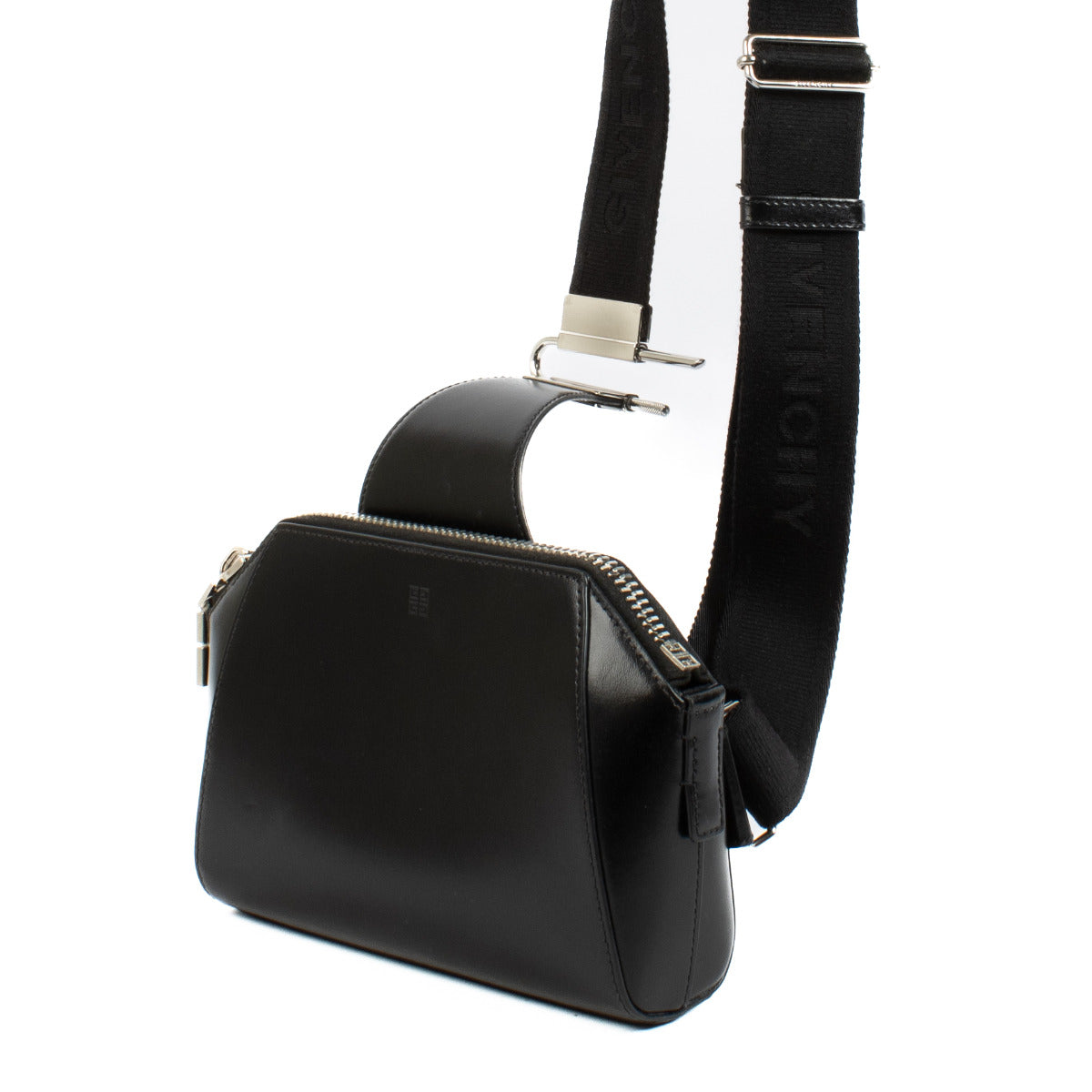 Givenchy Black Antigona Crossbody Bag aan de beste prijs bij Labellov tweedehands luxe in Antwerpen en Knokke. Wij kopen en verkopen steeds aan de beste prijs.